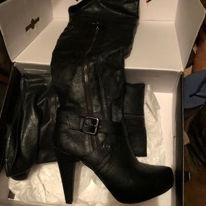 🚨Brand NEW Guess heels🚨